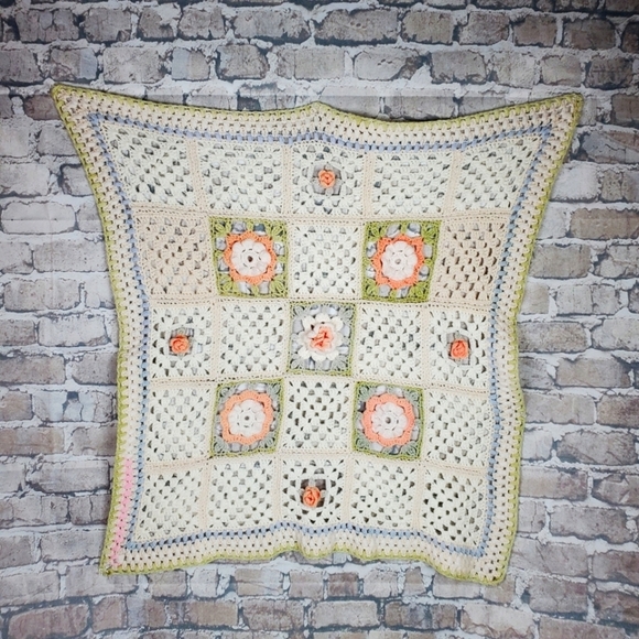 Vintage Handknit 3D Granny Square Cottagecore Lap Crib Blanket  Cream Peach - Picture 1 of 9